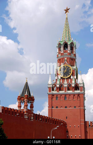 Il Cremlino Spasskaya torre sulla piazza Rossa di Mosca Foto Stock