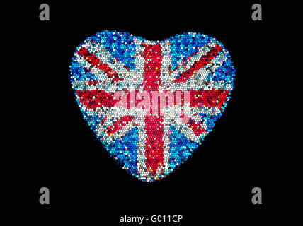 A forma di cuore frizzante riflettente Union Jack Flag motif con chiesa cristiana vetrate colorate effetto sul nero b/g Foto Stock