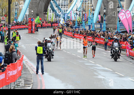 La Virgin Money London Marathon 2016. Squadre di telecamere e biciclette che coprono l'evento prima della gara Foto Stock