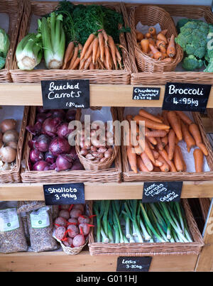 Vegetali locali UK producono lavagna display in inglese greengrecrocers Interno della fattoria con frutta fresca verdura Stow on the Wold Cotswolds Regno Unito Foto Stock