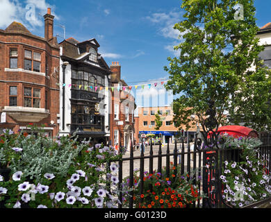 Guildford High Street con nelle petunie e tradizionale in rosso nella casella Telefono tre piccione public house Guildford Surrey UK Foto Stock