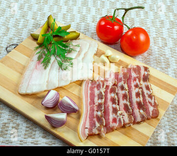 Bacon fresco con sul tavolo di legno Foto Stock