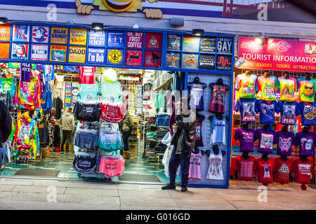 Un Busker dancing per cambio di ricambio davanti a un negozio di souvenir vicino al Fishermans Wharf di San Francisco in California Foto Stock