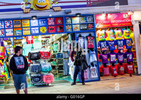 Un Busker dancing per cambio di ricambio davanti a un negozio di souvenir vicino al Fishermans Wharf di San Francisco in California Foto Stock