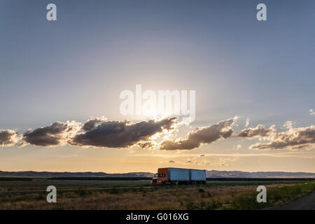 Interstate 5 traffico e tramonto vicino Patterson California nella valle centrale Foto Stock