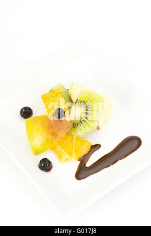Insalata di frutta Composta di kiwi, arancio, Apple, calce e le fette di limone Foto Stock