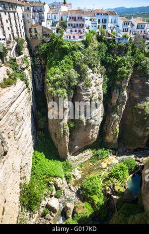 Vista degli edifici sulla scogliera a Ronda, Spagna Foto Stock