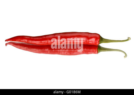 Unico red pepper su uno specchio isolato su uno sfondo bianco Foto Stock