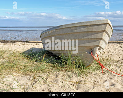 Chiatta bianco a Beach, Germania Foto Stock