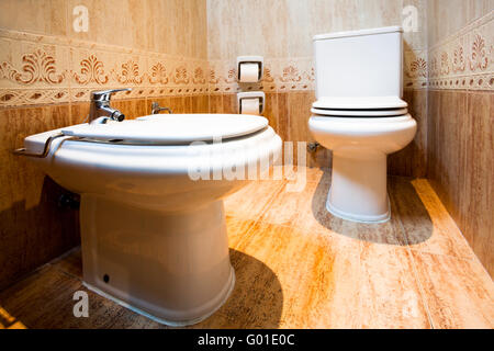 Wc e bidet nel bagno moderno hotel Foto Stock