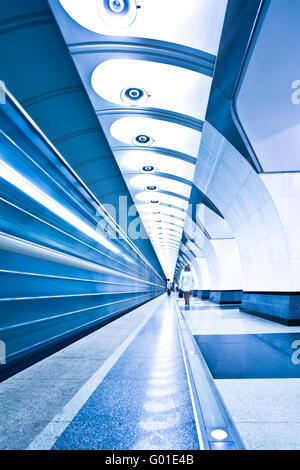 Il treno sulla piattaforma in metropolitana e la folla di persone Foto Stock