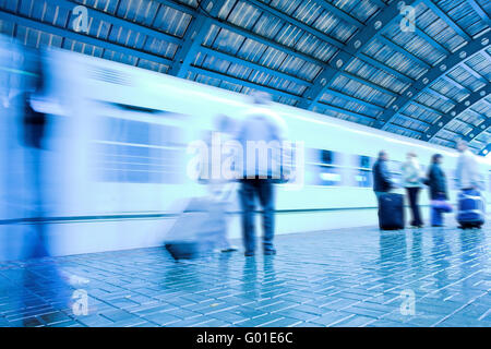 Il treno sulla piattaforma in metropolitana e la folla di persone Foto Stock