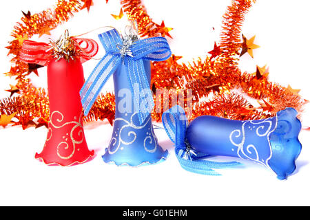 Blu e rosso Natale campane e tinsel. Isolato su bianco Foto Stock