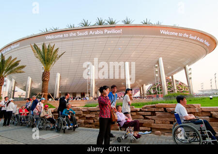 SHANGHAI - 24 Maggio: persone in coda per visitare Arabia Pavilion. Maggio 24 Foto Stock