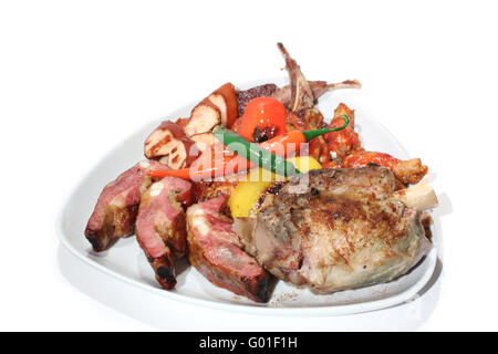 Spuntini per la birra su di una piastra . Salsicce fritte Foto Stock