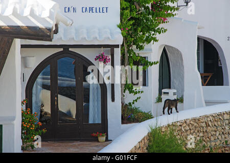 Minorca isole Baleari, Spagna: Binibeca Vell, un bianco villaggio di pescatori progettato dall architetto spagnolo Antonio Sintes nel 1972 Foto Stock