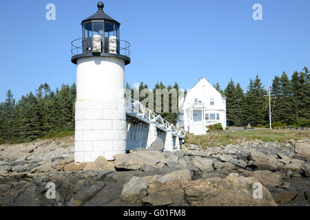 Vista del punto di Marshall faro in Maine dall'acqua durante la bassa marea Foto Stock