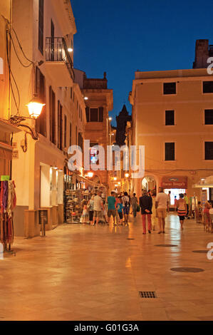 Minorca isole Baleari, Spagna, Europa: palazzi nelle strade di Ciutadella dopo il tramonto, Vista notturna Foto Stock