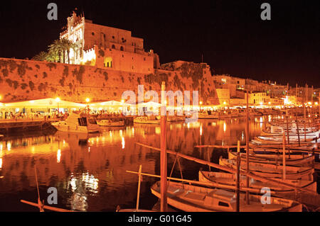 Minorca isole Baleari, Spagna, Europa: skyline e panoramica vista notturna del porto e le antiche mura di Ciutadella, l'ex capitale Foto Stock