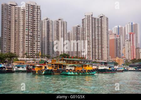 La pesca tradizionale le navi per la pesca a strascico in Aberdeen Bay, il famoso villaggio galleggiante di Hong Kong Foto Stock