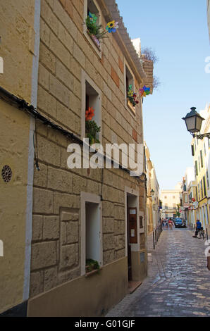 Minorca isole Baleari, Spagna, Europa: palazzi e costruendo le strade e i vicoli della città vecchia di Ciutadella Foto Stock