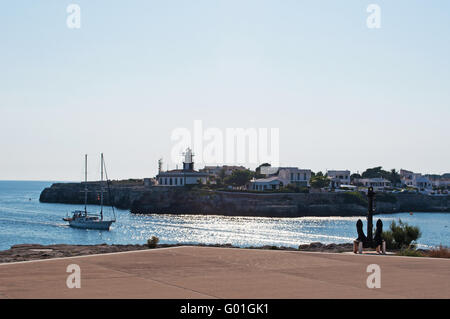 Minorca isole Baleari, Spagna, Europa: un elemento di ancoraggio e Punta de Sa Farola faro, vicino al seaward entrata del porto di Ciutadella Foto Stock