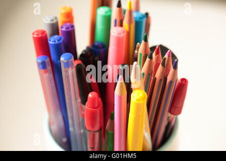 Contenitore con penne e matite di vari colori Foto Stock