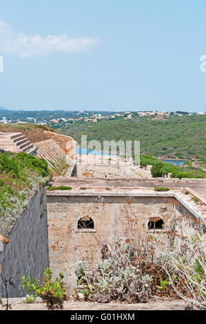 Menorca: vista di Fortaleza de La Mola, la Fortezza di Isabel II, un complesso militare sulla penisola di La Mola, all'entrata del porto di Mahon Foto Stock