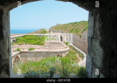 Menorca: vista di Fortaleza de La Mola, la Fortezza di Isabel II, un complesso militare sulla penisola di La Mola, all'entrata del porto di Mahon Foto Stock