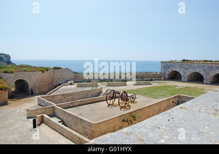 Menorca: vista di Fortaleza de La Mola, la Fortezza di Isabel II, un complesso militare sulla penisola di La Mola, all'entrata del porto di Mahon Foto Stock