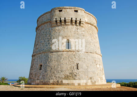 Minorca isole Baleari, Spagna: Punta Prima torre di avvistamento, una delle tante torri di avvistamento lungo la costa dell'isola Foto Stock