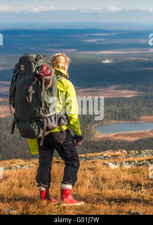 Giovane escursionista godendo la vista in Pallas-Yllästunturi Parco Nazionale Foto Stock