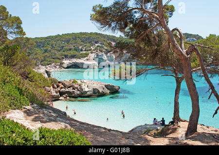 Minorca isole Baleari, Spagna, Europa: vista delle spiagge di Cala Mitjana e Cala Mitjaneta, area naturale di speciale interesse nel sud-ovest Foto Stock