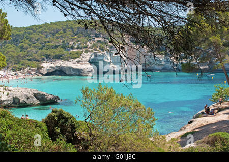 Minorca isole Baleari, Spagna, Europa: vista delle spiagge di Cala Mitjana e Cala Mitjaneta, area naturale di speciale interesse nel sud-ovest Foto Stock