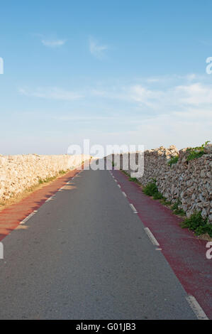 Minorca isole Baleari, Spagna, Europa: muri di pietra e la strada per Punta Nati faro, aperto nel 1913 nell'estremo nord-ovest dell' isola Foto Stock