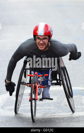 La sedia a rotelle della classe 2016 denaro Virgin London Marathon. Concorrente britannico Danny Sudbury 25 finito in classe Foto Stock