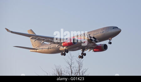 Gulf Air Airbus a330 A9C-KB atterrando all'aeroporto londinese di Heathrow LHR Foto Stock