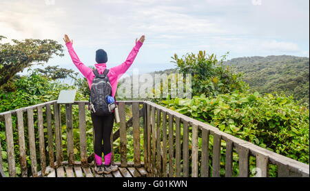 Escursionista femmina alzando le mani su un punto di vista Foto Stock