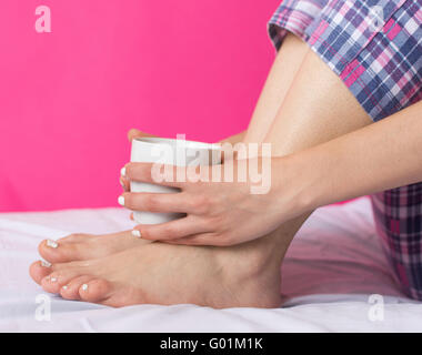 Donna in pijama avente una mattina tazza di caffè Foto Stock