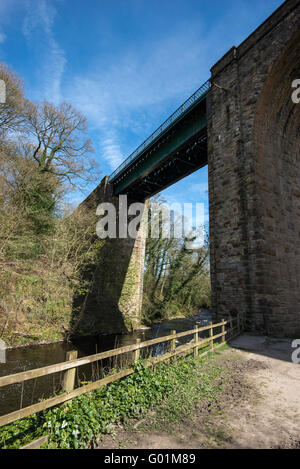 Viadotto sul fiume Goyt vicino Marple, Stockport, Inghilterra. Una soleggiata giornata di primavera. Foto Stock