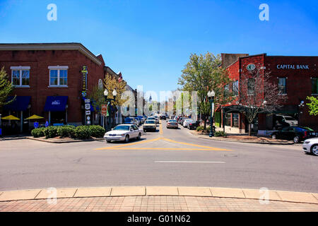 Il traffico nella pubblica piazza nel centro cittadino di Franklin, Tennessee, circa 21 miglia da Nashville Foto Stock