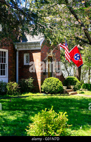 L'Americano e Tennessee flag di stato al di fuori di una casa sulla terza strada di Franklin, TN Foto Stock