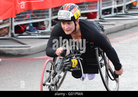 La classe di sedia a rotelle della Virgin Money London Marathon 2016. Chelsea Mcclammer finì ottavo in classe Foto Stock