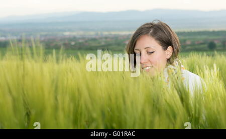 Giovane donna in un campo di grano Foto Stock