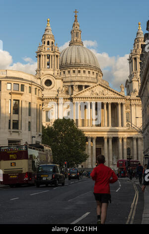 Una vista di fronte alla Cattedrale di San Paolo a Londra, Inghilterra da Ludgate Hill con un pareggiatore e traffico in primo piano Foto Stock