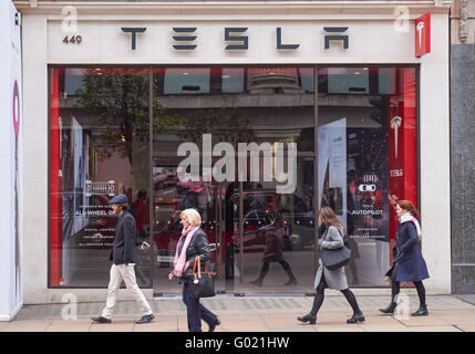 Tesla store su Oxford Street a Londra England Regno Unito Regno Unito Foto Stock