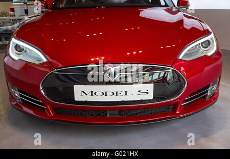 L'auto elettrica Tesla Model S nel negozio Tesla Motors A Londra Inghilterra Regno Unito Foto Stock