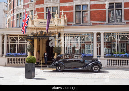 L'hotel Connaught a Mayfair, l'esterno, l'entrata, Londra Inghilterra Regno Unito Foto Stock