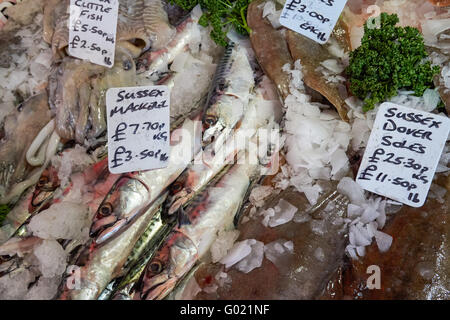 Pescivendolo stallo a Borough Market in Londra England Regno Unito Regno Unito Foto Stock