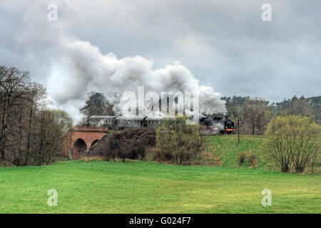 Retrò vecchio treno a vapore che passa attraverso la campagna Foto Stock